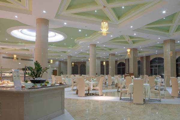 Innenbereich des Atrium Platinum Luxury Resort Hotel & Spa mit Restaurant und Säulen