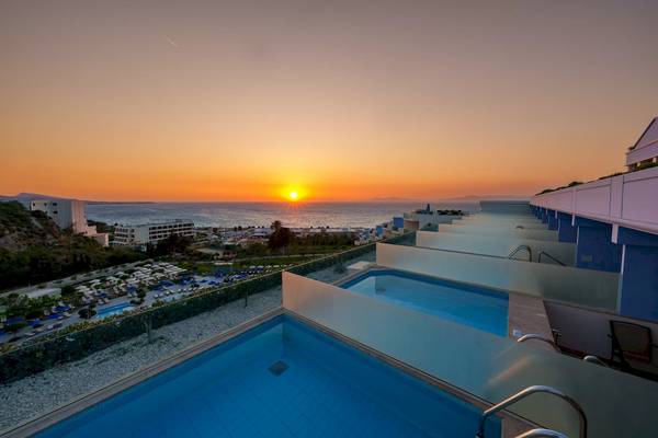 Poolblick des Atrium Platinum Luxury Resort Hotel & Spa bei Sonnenuntergang
