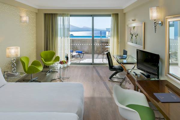 Elegantes Zimmer im Atrium Platinum Luxury Resort Hotel & Spa mit Blick auf den Pool.