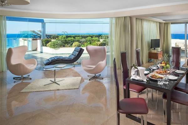 Wohnbereich des Atrium Platinum Luxury Resort Hotel & Spa mit Blick auf das Meer