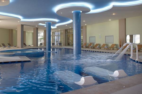 Innenpool des Atrium Platinum Luxury Resort Hotel & Spa mit blauen Säulen und Wasserfällen