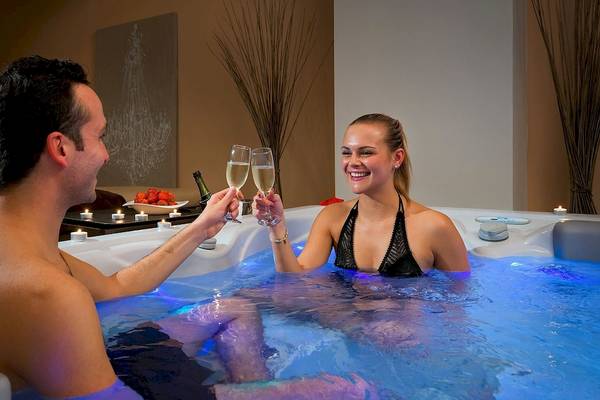 Paar im Whirlpool des Atrium Platinum Luxury Resort Hotel & Spa