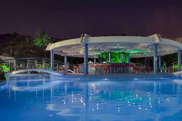 Nachtansicht der Poolbar des Atrium Platinum Luxury Resort Hotel & Spa mit einer Brücke davor