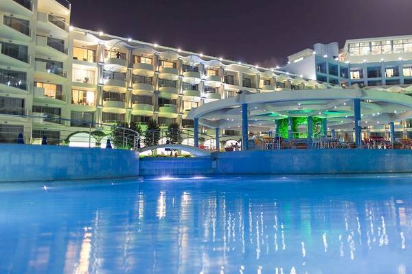 Atrium Platinum Luxury Resort Hotel & Spa in der Nacht mit beleuchtetem Pool und Loungebereich