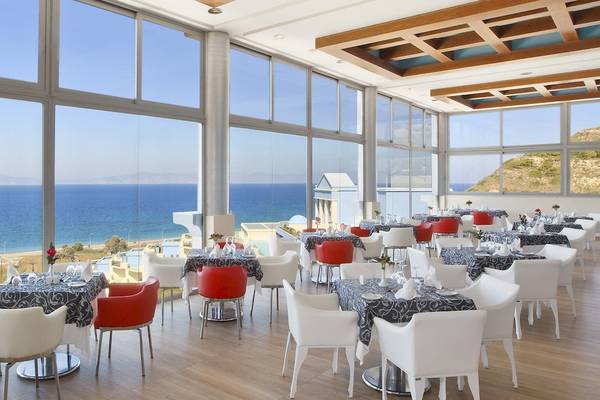 Restaurant des Atrium Platinum Luxury Resort Hotel & Spa mit Blick auf das Meer