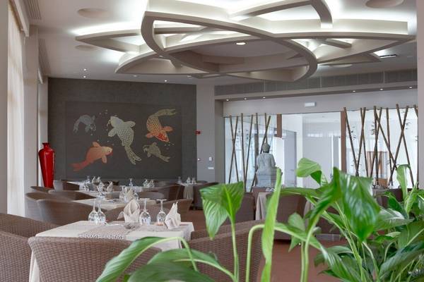 Innenansicht des Atrium Platinum Luxury Resort Hotel & Spa mit runden Decken und Koi-Fisch-Wandmalereien.