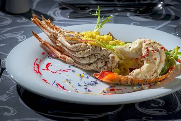 Essen im Atrium Platinum Luxury Resort Hotel & Spa, ein Hummergericht mit Garnelen und Beilagen.