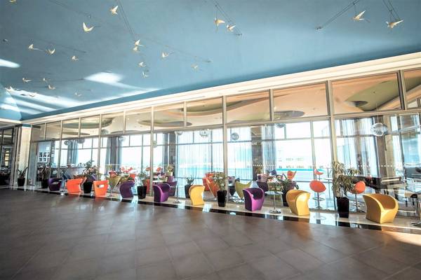 Foyer des Atrium Platinum Luxury Resort Hotel & Spa mit bunten Sesseln und Pflanzen.
