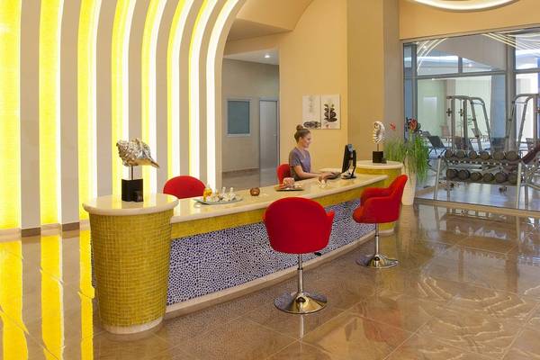 Frau an der Rezeption des Atrium Platinum Luxury Resort Hotel & Spa arbeitet am Schreibtisch