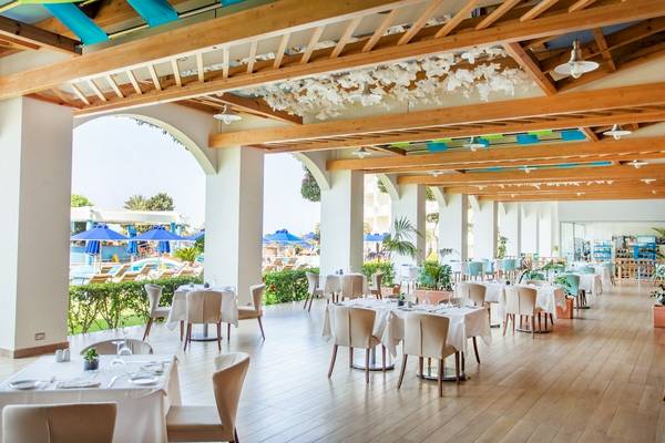 Innenansicht des Speisesaals des Atrium Platinum Luxury Resort Hotel & Spa mit vielen Tischen und Stühlen.