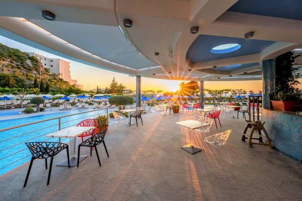 Terrasse des Atrium Platinum Luxury Resort Hotel & Spa mit Tischen und Stühlen am Pool