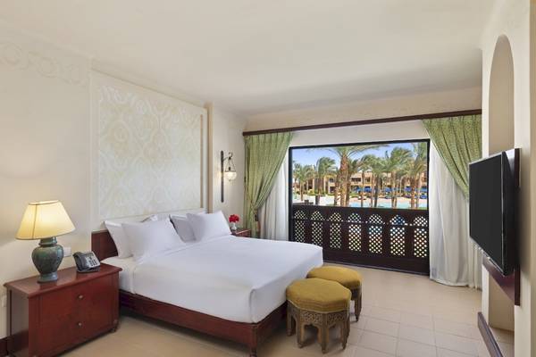 Hotelzimmer im PickAlbatros Oasis Port Ghalib mit Balkon und Poolblick
