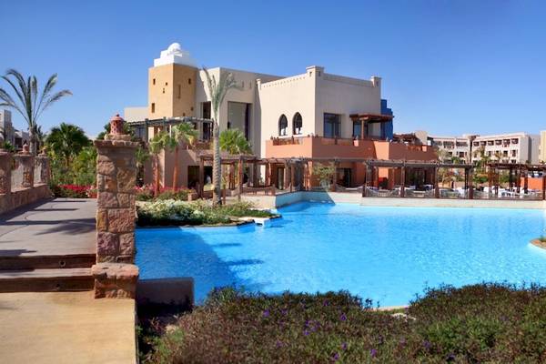 Außenbereich des PickAlbatros Oasis Port Ghalib Hotels mit einem großen Swimmingpool.