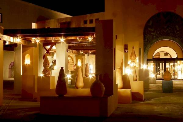 Beleuchtete Eingangshalle des PickAlbatros Oasis Port Ghalib Hotels mit Vasen und Laternen.