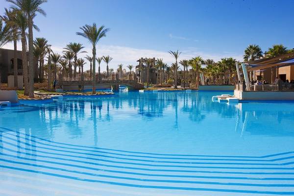 Außenpool des PickAlbatros Oasis Port Ghalib Hotels mit Brücke und Palmen