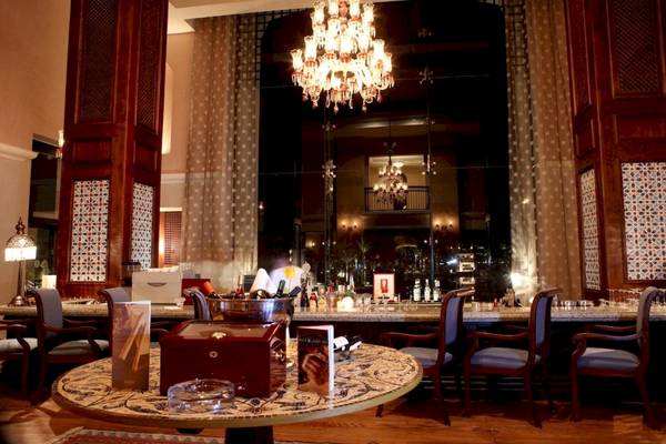 Lobby Bar des PickAlbatros Oasis Port Ghalib Hotels mit Kronleuchter und Möbeln