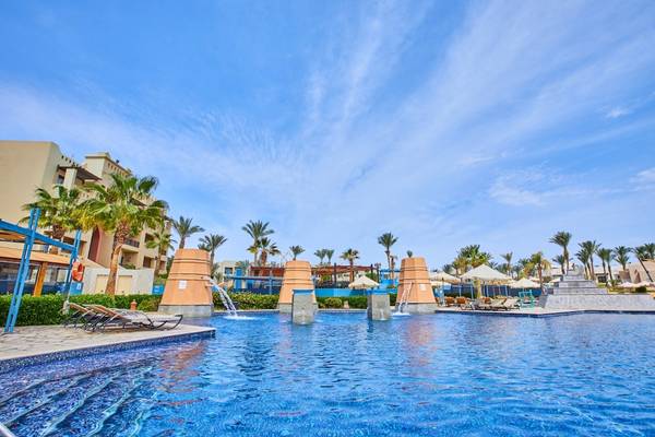 Außenbereich des Pools im PickAlbatros Oasis Port Ghalib Hotel mit Palmen und Liegestühlen