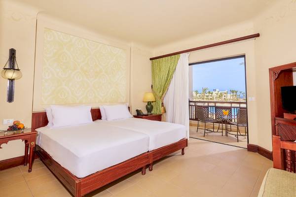 Doppelzimmer mit Balkon im Hotel PickAlbatros Sands Port Ghalib mit Blick auf den Pool.
