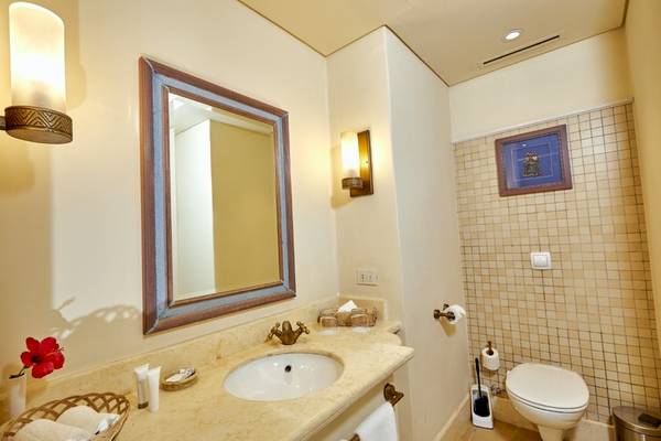 Badezimmer im PickAlbatros Sands Port Ghalib Hotel mit Waschbecken, Spiegel und Toilette.