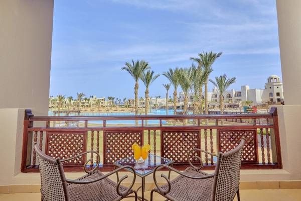 Balkonblick auf den Pool im Pick Albatros Sands Port Ghalib Hotel