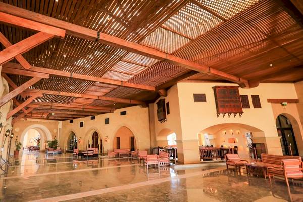 Lobby des PickAlbatros Sands Port Ghalib Hotels mit hölzerner Decke und Möbeln.