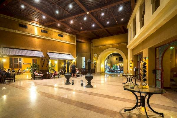 Lobby des Pick Albatros Sands Port Ghalib Hotels mit Gästen und Innendekoration