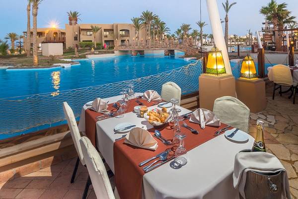 Hotelterrasse des PickAlbatros Sands Port Ghalib mit Blick auf einen Pool.
