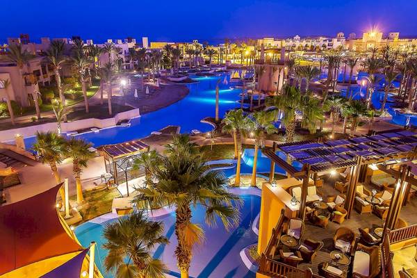 Abendliche Ansicht des PickAlbatros Sands Port Ghalib Resorts mit beleuchtetem Pool und Blick auf die Hotelanlage.