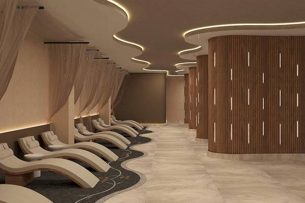 Spa-Lounge im Lago Hotel mit weißen Liegen und hölzernen Säulen
