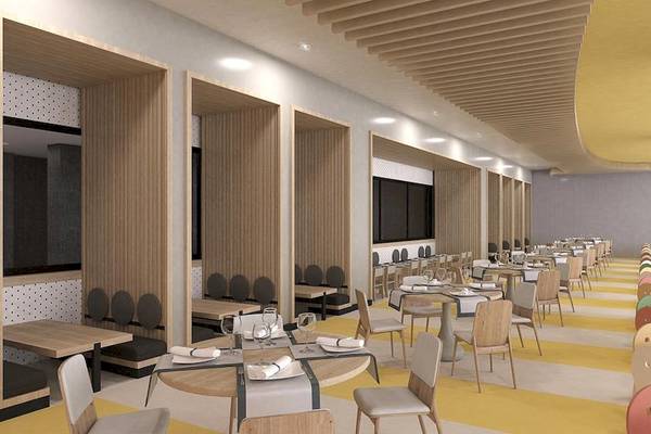 Innenansicht des Restaurants im Lago Hotel mit holzfarbenen Tischen und Stühlen, gelben Boden und deckenverkleidung.