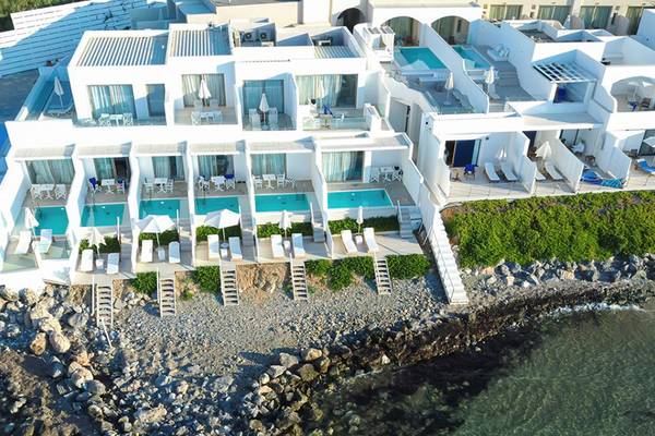 Luftaufnahme des Knossos Beach Bungalows Suites Resort & Spa mit Pools und Sonnenliegen