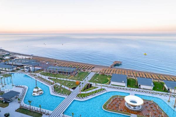 Luftaufnahme des Lago Hotels mit Blick auf den Strand, Pools und Meer