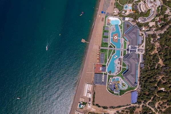 Oberflächenansicht des Lago Hotels am Strand mit Swimmingpool und Gebäuden.