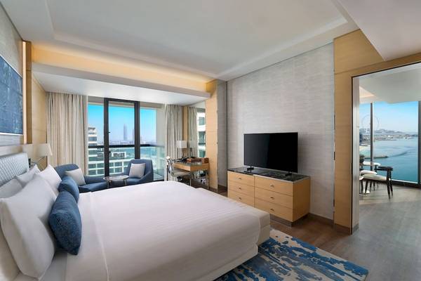 Schlafzimmer im Marriott Resort Palm Jumeirah in Dubai mit Meerblick und moderner Einrichtung.