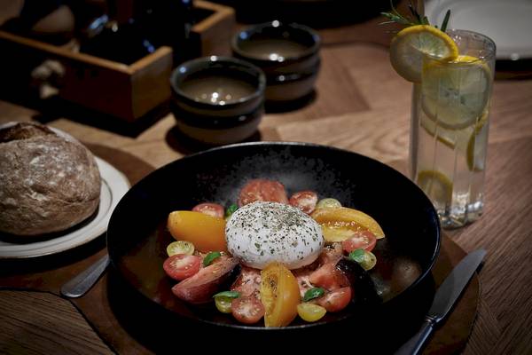 Frühstücksbuffet mit Tomatensalat und Baguette im Marriott Resort Palm Jumeirah, Dubai.