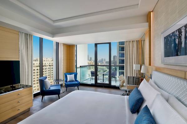 Zimmer im Marriott Resort Palm Jumeirah, Dubai mit Blick auf die Stadt.