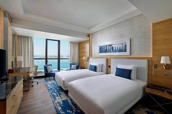 Zwei Betten mit Meerblick im Marriott Resort Palm Jumeirah, Dubai.