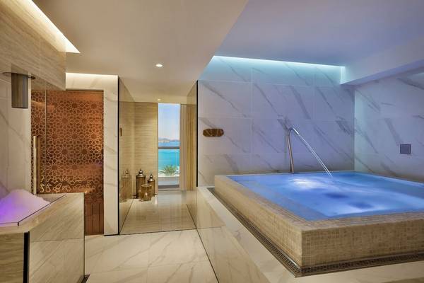 Suite Badezimmer im Marriott Resort Palm Jumeirah, Dubai mit Badewanne und Meerblick.