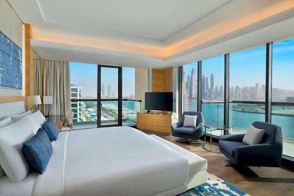 Schlafzimmer im Marriott Resort Palm Jumeirah, Dubai, mit großem Bett und Aussicht auf die Stadt.