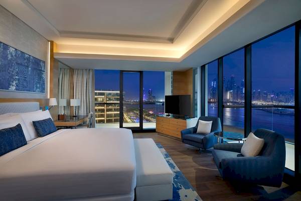 Schlafzimmer im Marriott Resort Palm Jumeirah, Dubai mit Blick auf die Skyline.