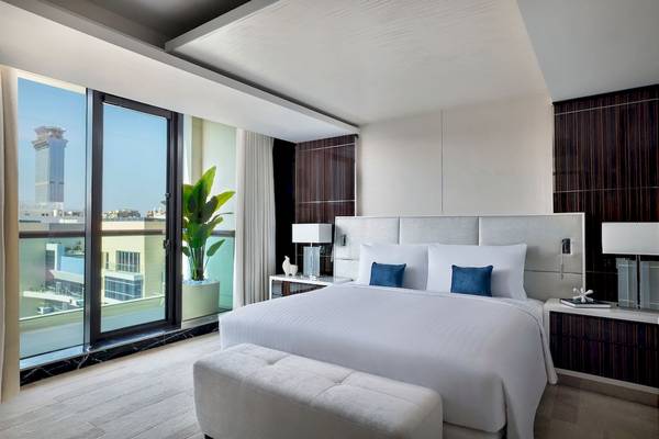 Schlafzimmer im Marriott Resort Palm Jumeirah, Dubai, mit großem Bett und Panoramafenstern.