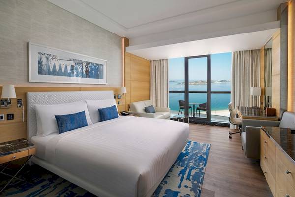 Hotelzimmer im Marriott Resort Palm Jumeirah, Dubai mit Blick auf das Meer.