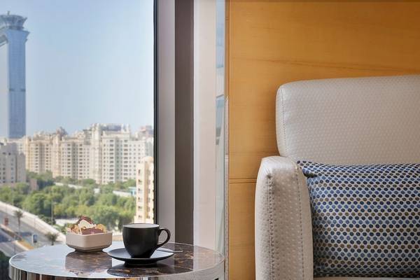 Blick auf die Stadt aus einem Hotelzimmer im Marriott Resort Palm Jumeirah, Dubai