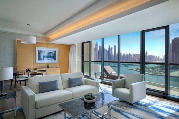 Innenansicht des Wohnzimmers im Marriott Resort Palm Jumeirah, Dubai, mit Blick auf die Skyline.
