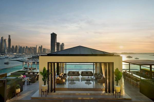 Außenbereich des Marriott Resort Palm Jumeirah in Dubai mit Blick auf die Skyline.