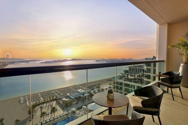 Ausblick vom Balkon des Marriott Resort Palm Jumeirah, Dubai auf die Skyline und das Meer bei Sonnenuntergang