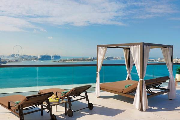 Terrasse des Marriott Resort Palm Jumeirah in Dubai mit Blick auf das Meer und einen Kreuzfahrtschiff