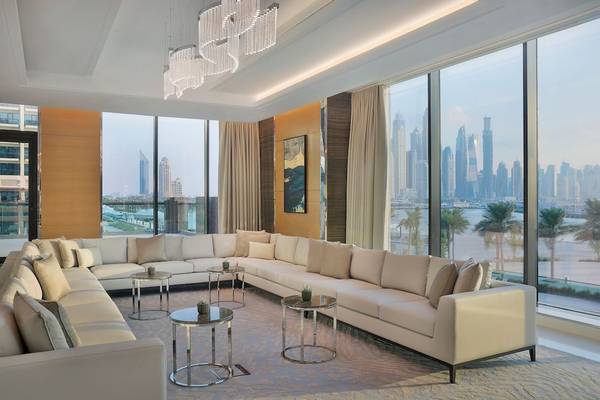 Loungebereich im Marriott Resort Palm Jumeirah, Dubai mit Blick auf die Skyline.