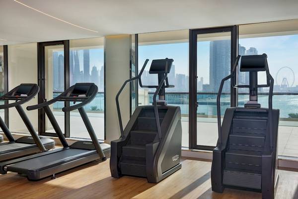 Fitnessgeräte im Marriott Resort Palm Jumeirah mit Blick auf die Skyline von Dubai