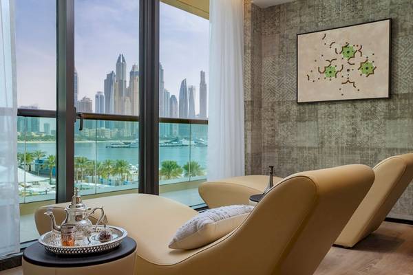 Loungebereich im Marriott Resort Palm Jumeirah, Dubai mit Blick auf die Skyline.